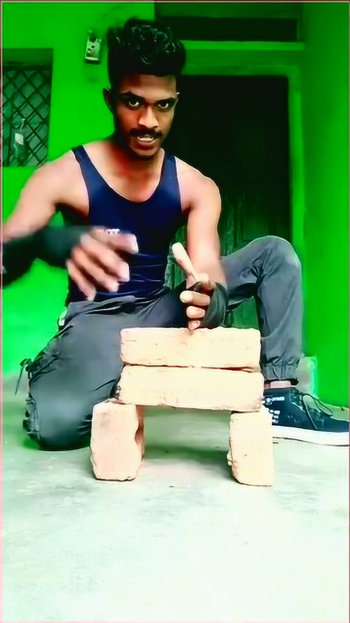 老外一只手劈两块砖头凶狠的眼神配上专业的动作是个高手