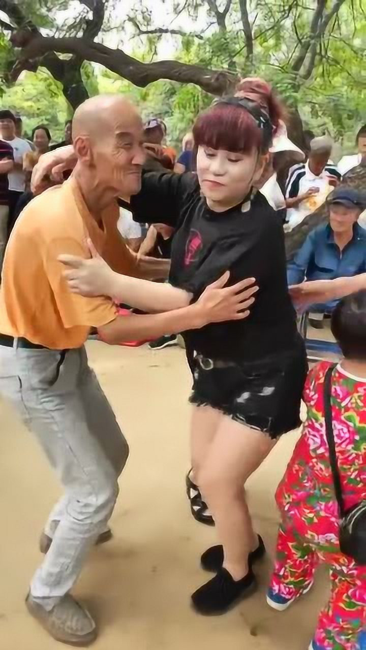 大爷和美女跳舞,表情真精神