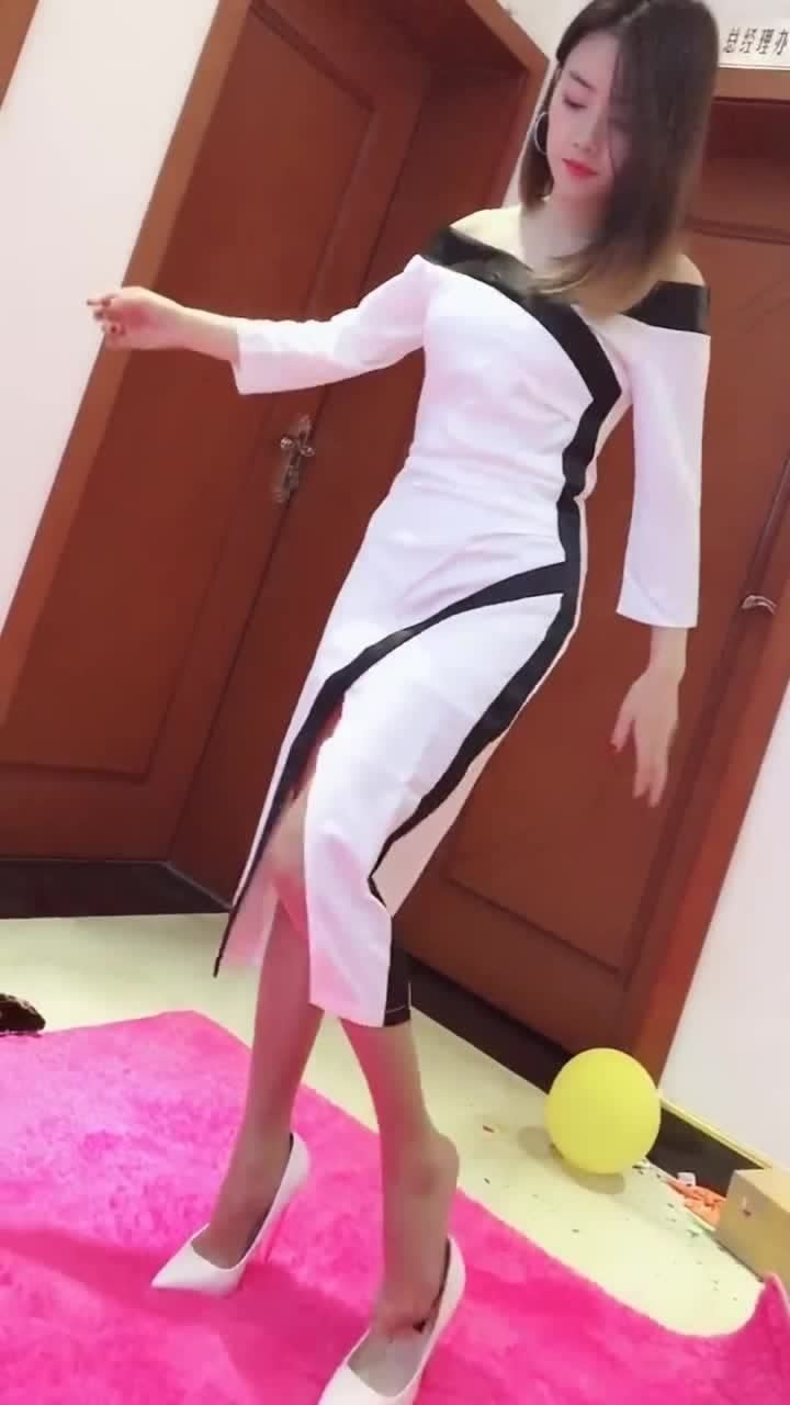 老婆嫌高跟鞋碍事直接脱了这个脱鞋的姿势太迷人了我陶醉了