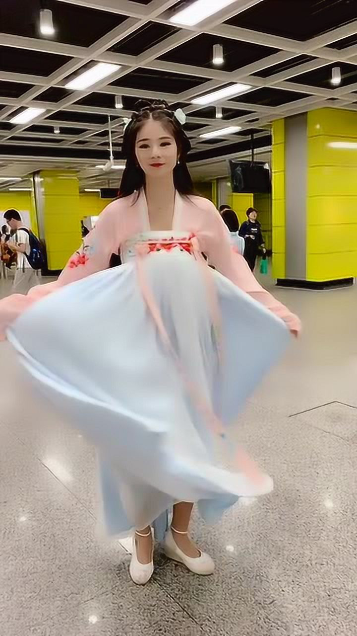 原来穿汉服的小姐姐们都这么美，当她转起来那刻像极了仙女！_高清