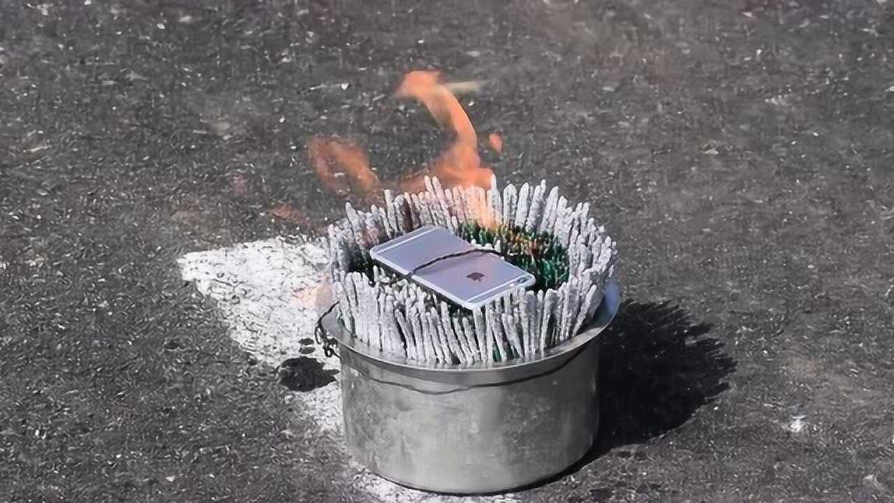 印度小伙把苹果手机放到1万根火柴上面点燃,最后点火的瞬间太震撼了_