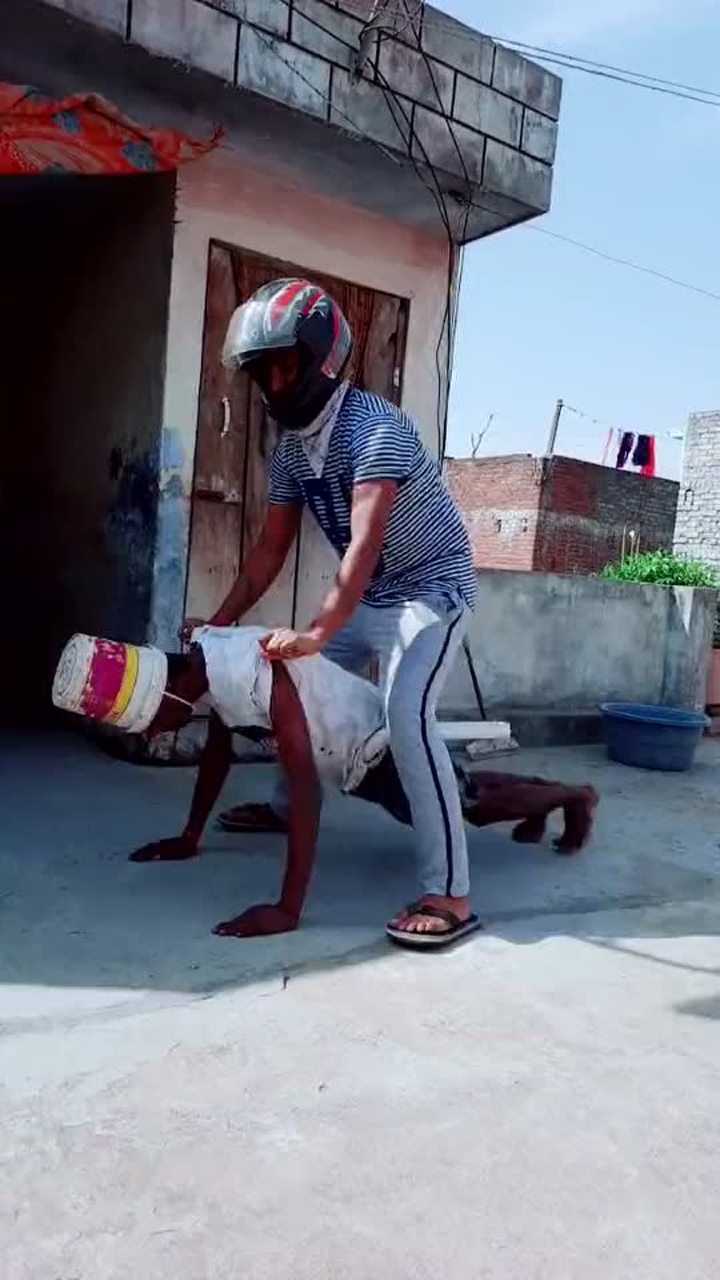 富二代老外真会玩让手下跪地上给自己当马骑