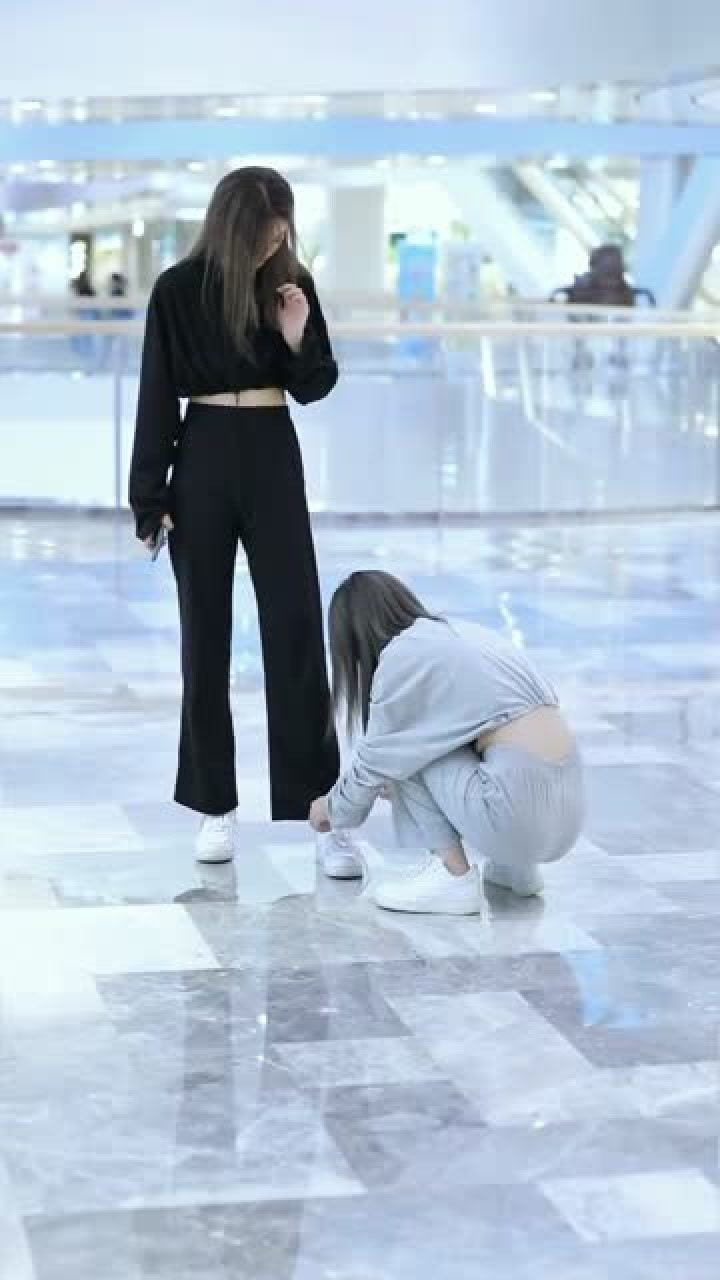 什么是真正的闺蜜,给你系鞋带,还让你骑脖子上!