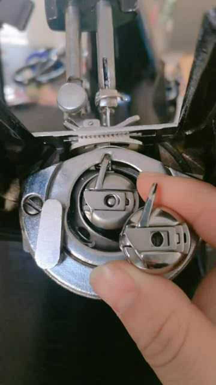 很多人说家用缝纫机的锁芯套容易掉,可以换一种方形的锁芯套