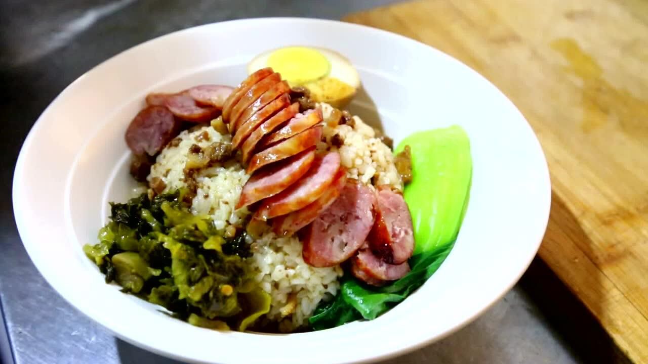 出一张嘴肉燥香肠饭