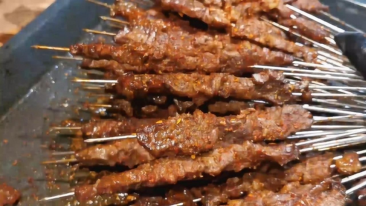 美食之家用烤箱烤牛腱子 美味程度赛过羊肉 2分钟穿完64串肉