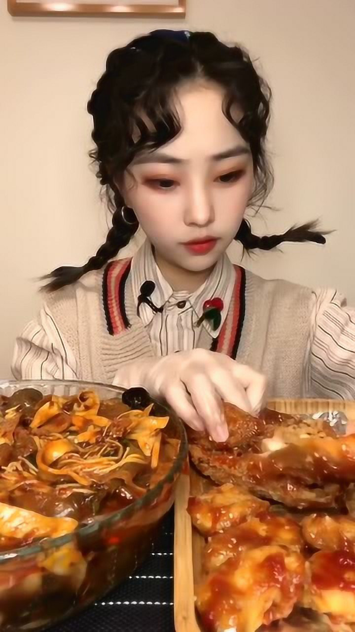 美女吃播阿音真的太会吃了吧炸鸡排上面醮上番茄酱真美味啊