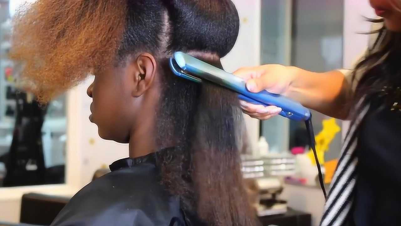 非洲人硬邦邦的头发拉直有多难看理发师的操作忍不住笑出了声