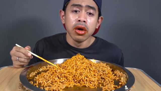 小哥吃播爆辣火鸡面:刚吃几口就被辣得满头大汗