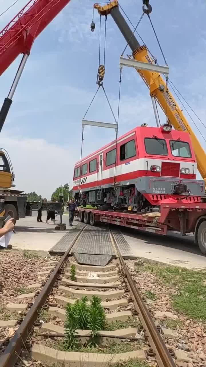火车头被吊车吊了起来,一台吊车还不行