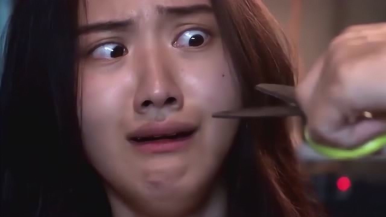 美女被精神病歹徒绑到地下室，歹徒还剪掉了她的衣服，太残忍了_高清