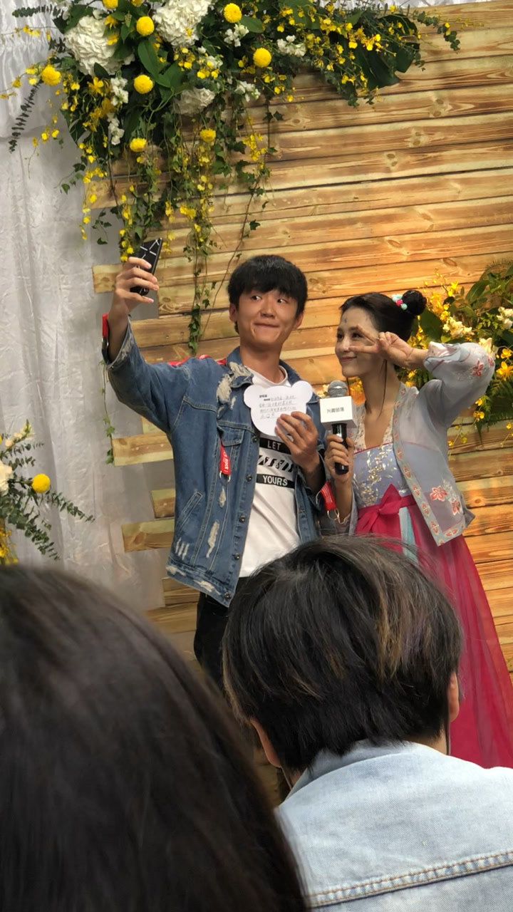 安悦溪和粉丝合影