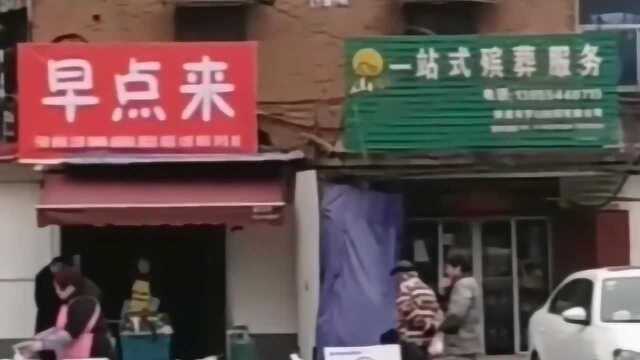 小区楼下新开了两家店铺,把店名连起来读很有意思,网友:太吉利