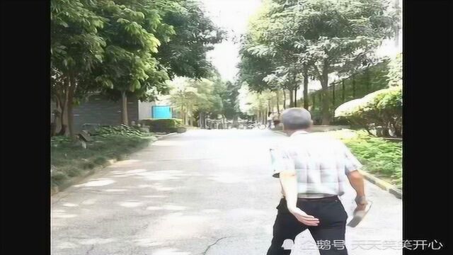 李意纯:我就是尝了一下水果,我爸就一直打我