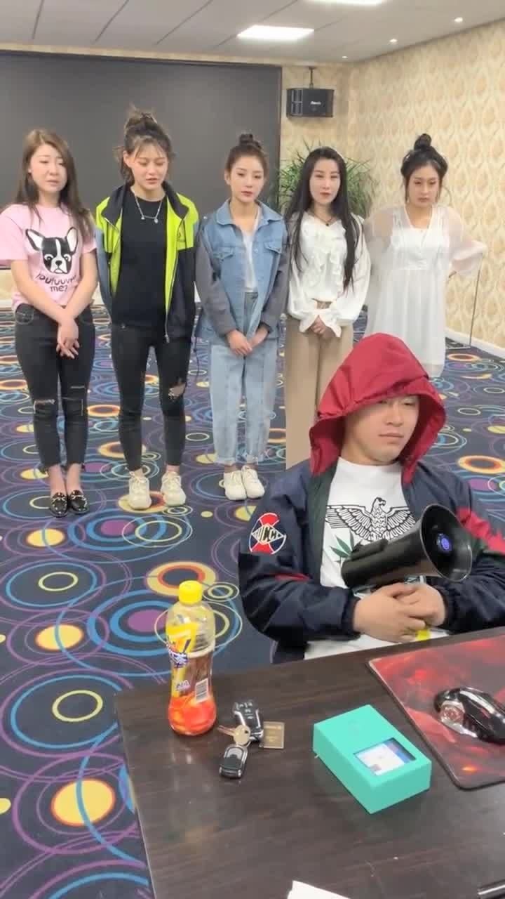 四平青年阿厦手拿大喇叭坐着表演后排美女都睡着了