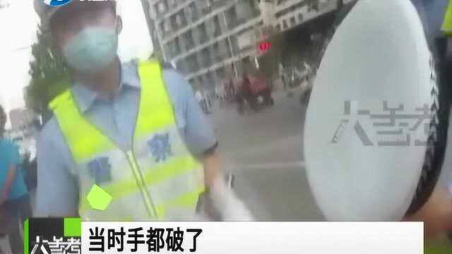 “疯狂砸车窗、民警徒手撕玻璃”,焦作街头上演“惊魂”一幕!