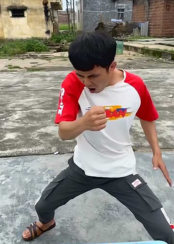 说好的用瓶子打,你怎么用拳头?