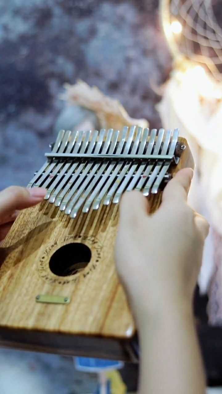 用拇指琴弹奏出来的音乐,有一种清新空灵的感觉!