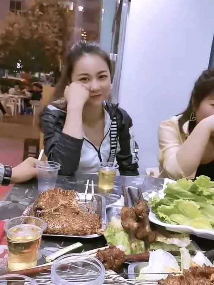 老婆带闺蜜出来吃饭她闺蜜一直这样看着我我该怎么办