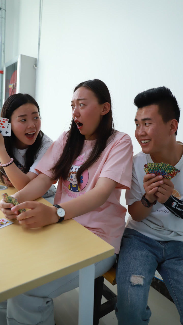 美女带男朋友和闺蜜斗地主,没想最后自己变成了单身狗,什么情况