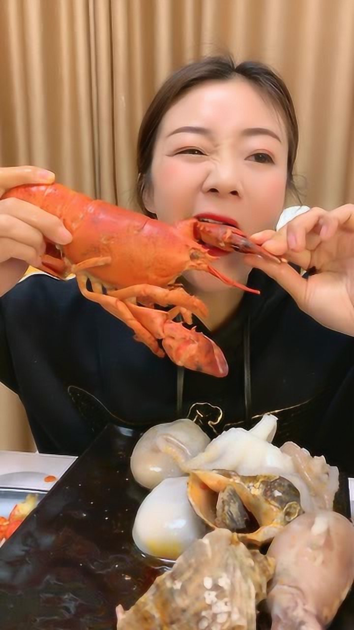 美女吃播秀:美味小龙虾!