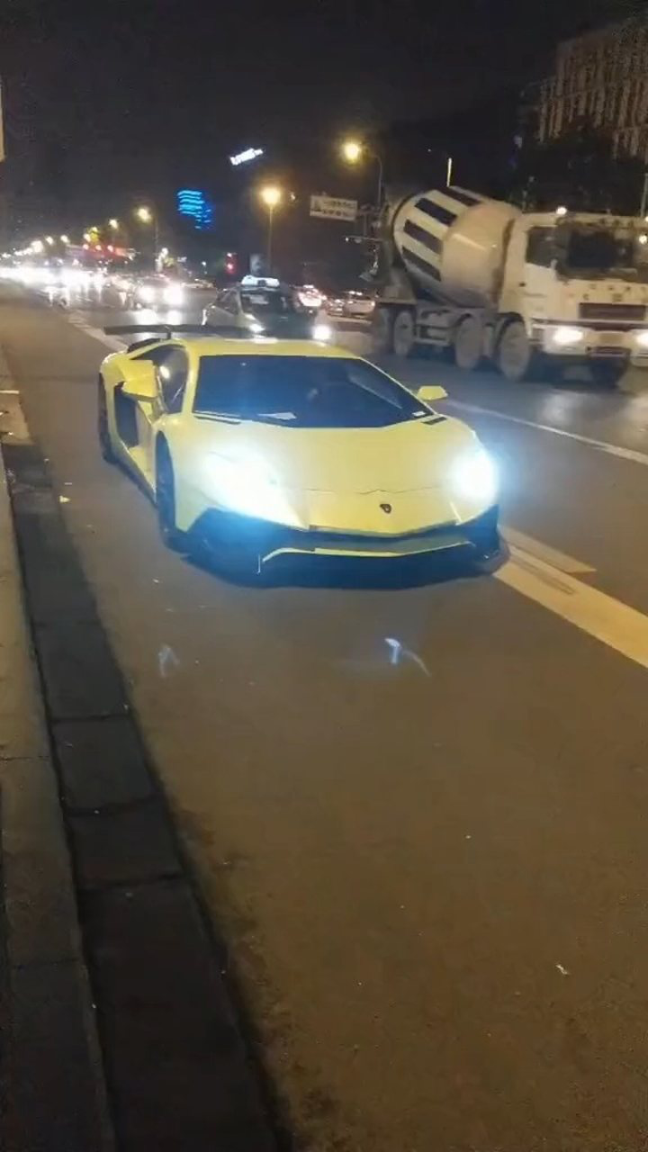 兰博基尼大牛深夜炸街兰博基尼炸街炸街
