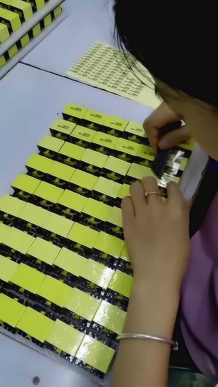 电子厂美女贴标签这手法这速度真是太厉害了