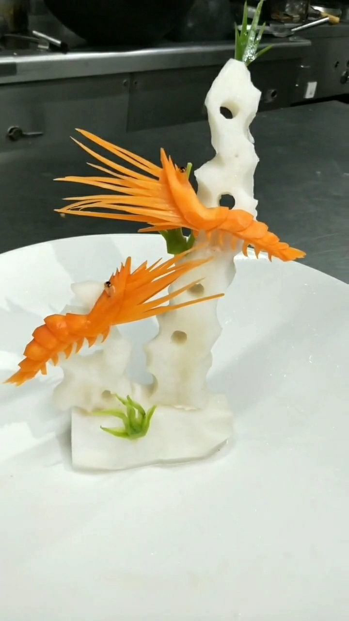 用一根胡萝卜随便雕刻了一只虾做出来的效果不是很好