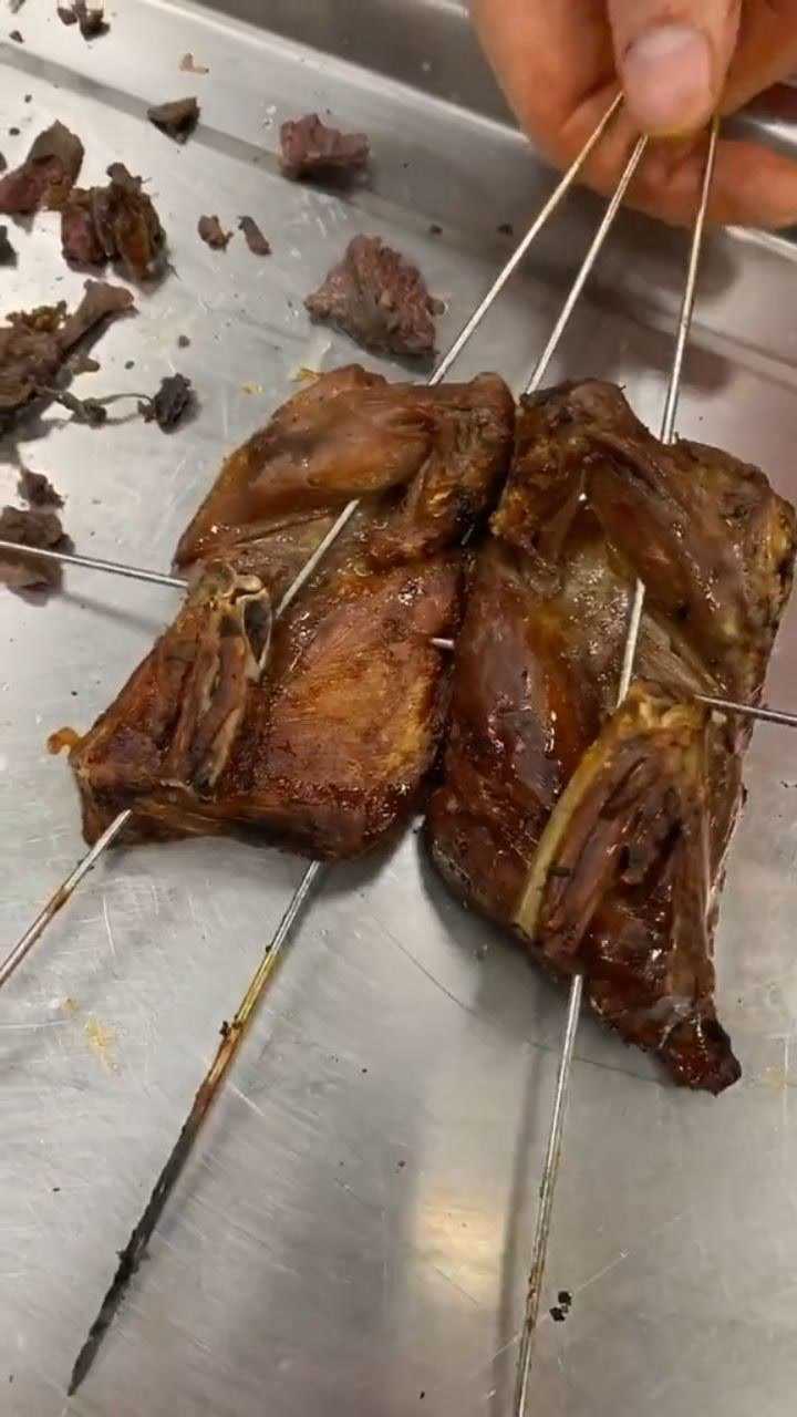 这种烧烤鸽子值得你拥有!手法厉害