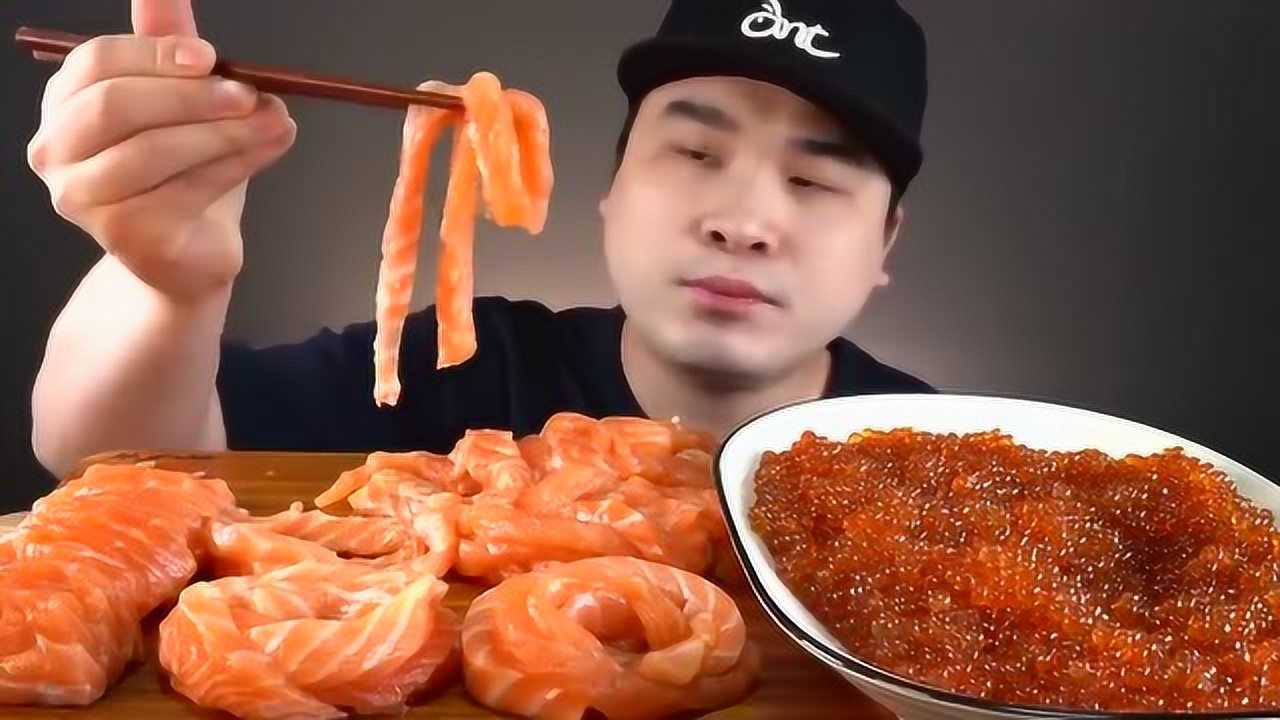 韩国donkey吃播:"三文鱼生鱼片面条 三文鱼鱼籽",听这咀嚼音,吃货小哥