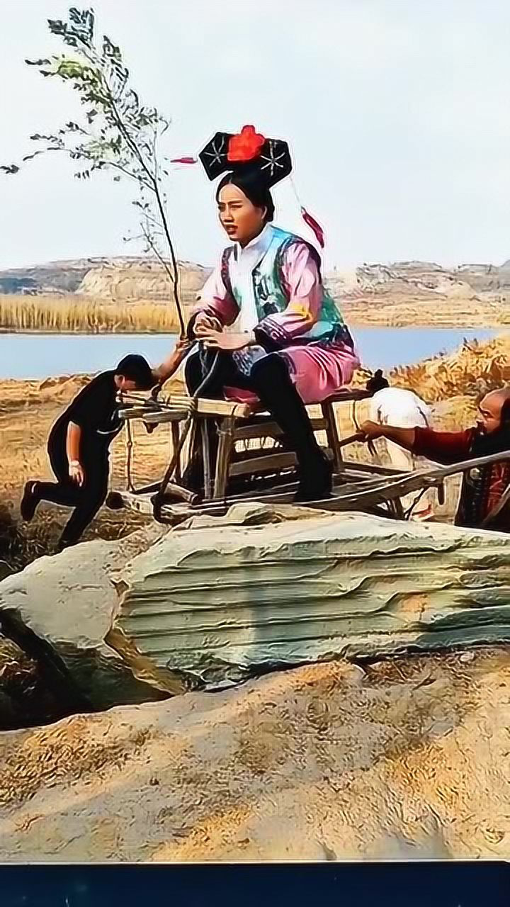 不会骑马女演员拍马戏的方法,差点笑岔气,骑马奔跑哪有回头看马屁股的