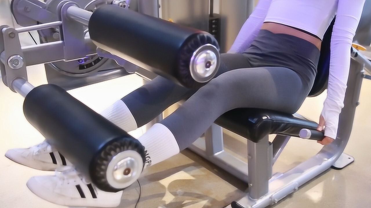 如何精准雕刻股四头肌?健身美女教你坐姿腿屈伸,练出修长美腿