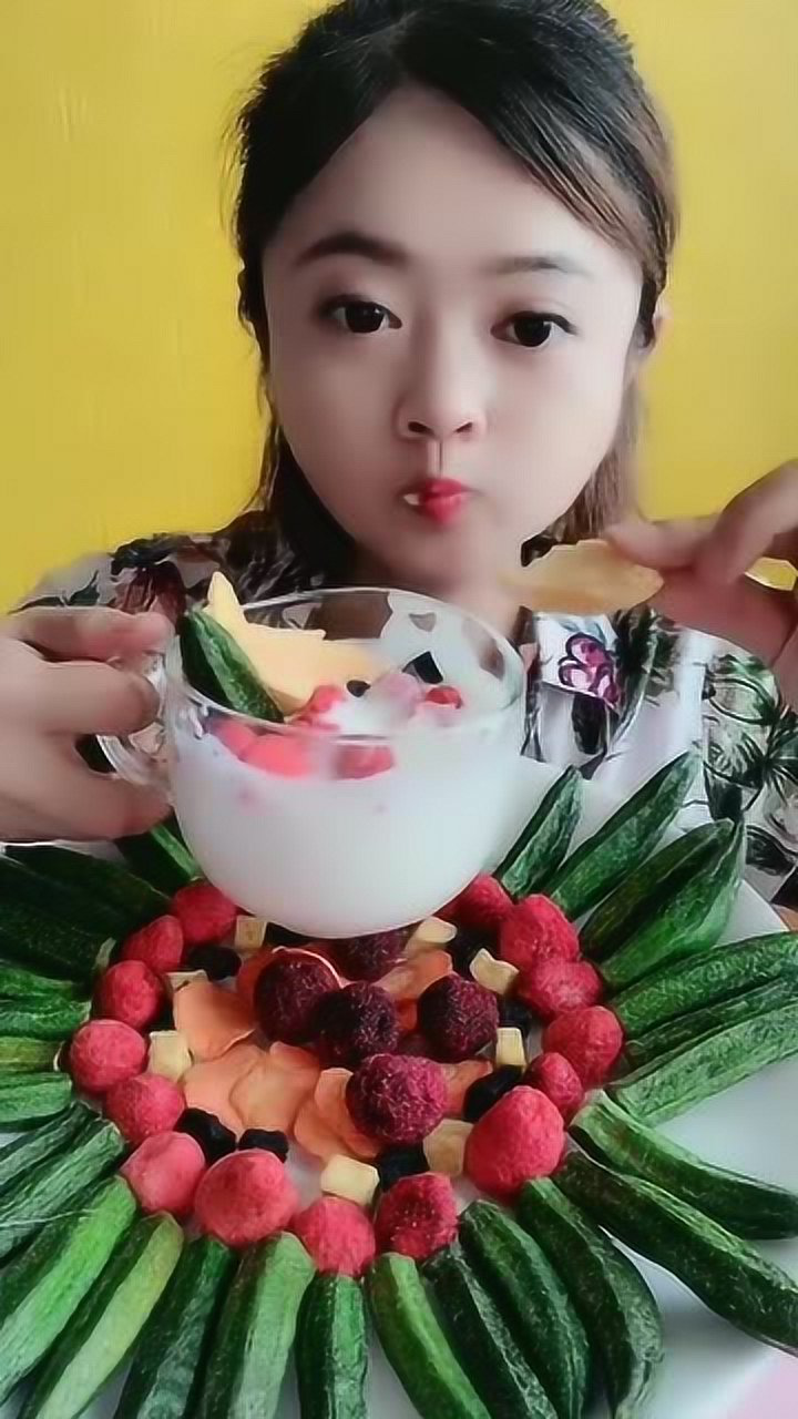 果蔬脆搭配酸奶,这种吃法才过瘾,看得我都想尝试一下!