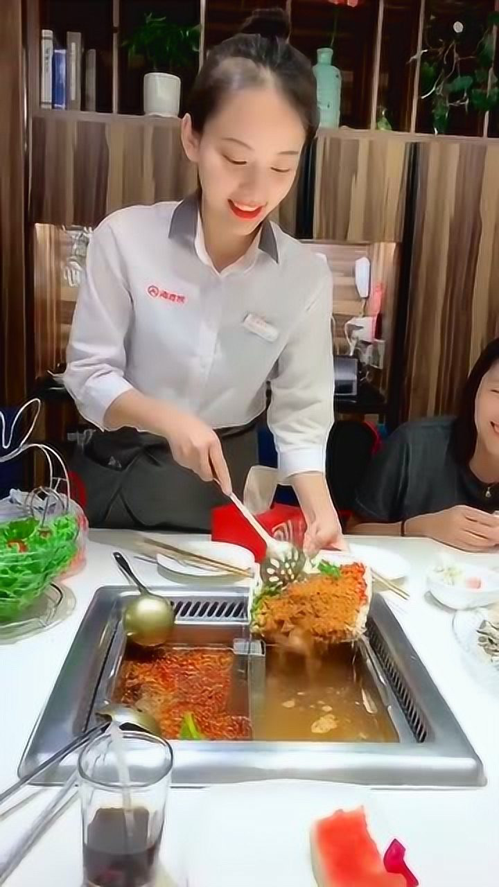 海底捞又一创新吃法,鸳鸯锅这样吃才爽!服务员亲手调制秘料_腾讯视频