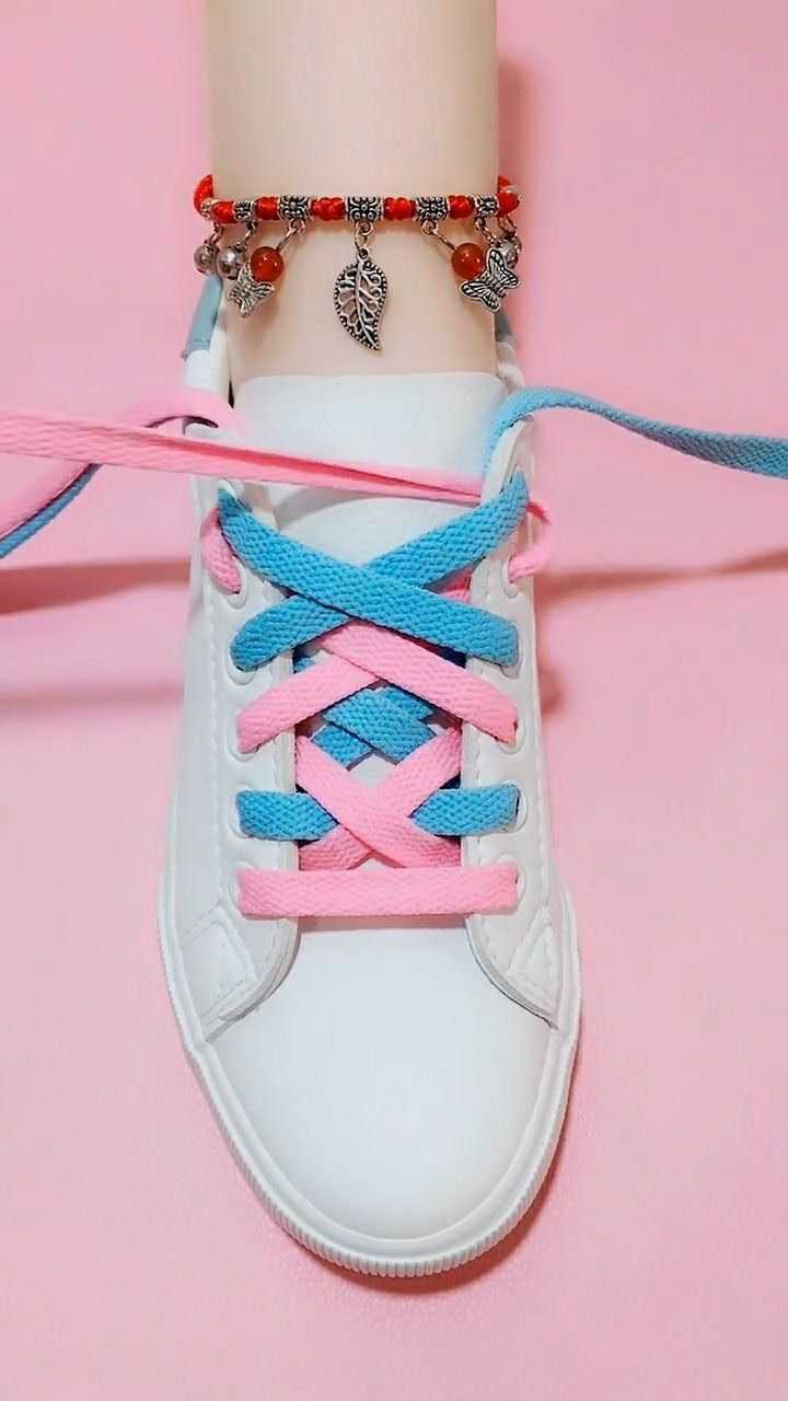 两色鞋带一起系,这样看起来真的太美了吧!