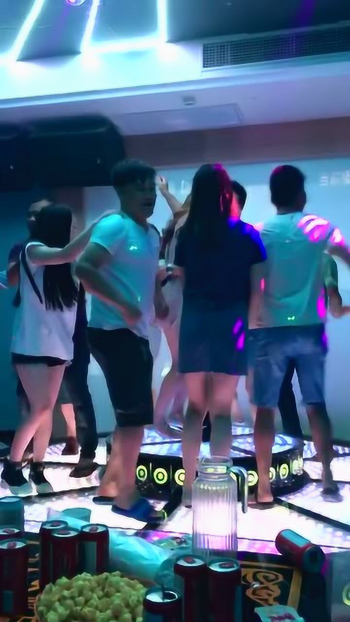 景悦酒店ktv的劲爆舞台带动了帅哥美女的舞蹈