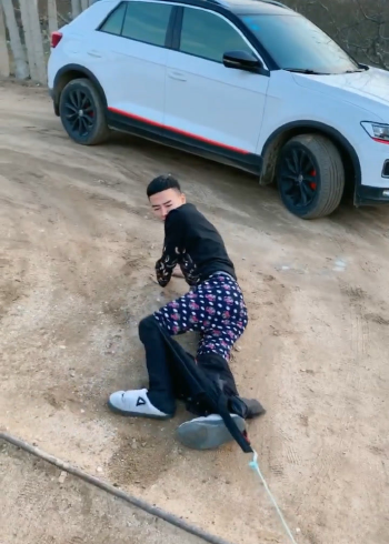 一不小心把裤子脱下来了,太尴尬了