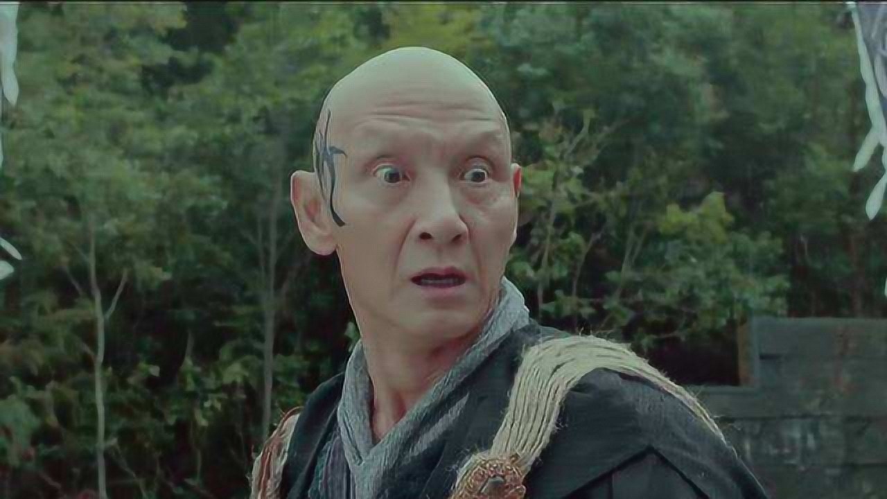 饰演玄冥二老的杜玉明与美女同回酒店 ,工作人员回应,那是助理