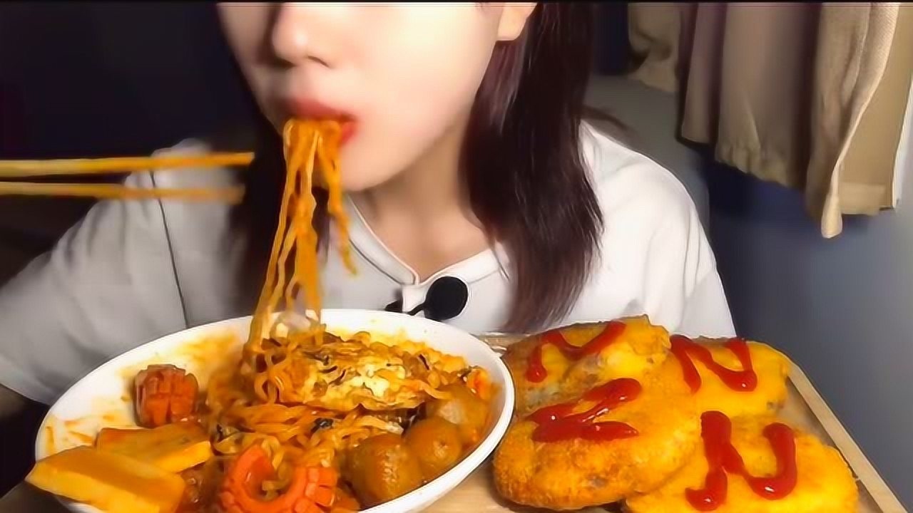 美食吃播:大胃王美女大口吃黏糊火鸡面,吃的真过瘾!