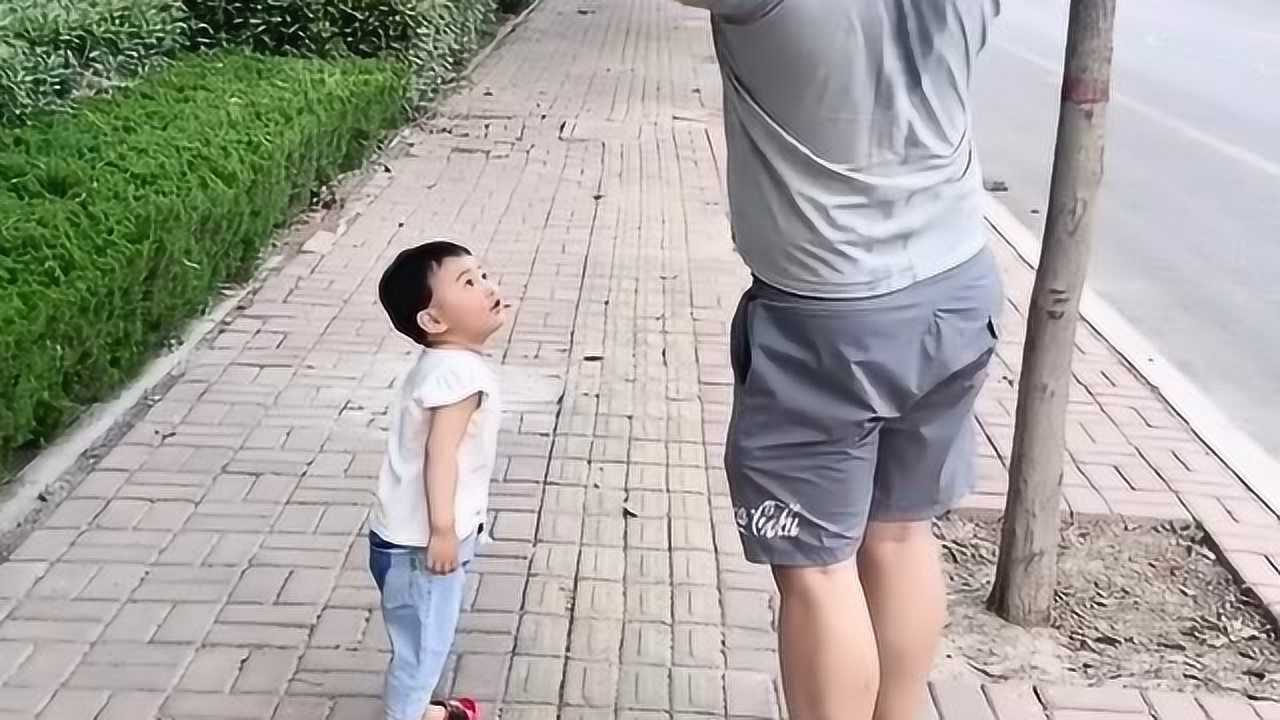 小男孩坐在爸爸的脖子上尿尿看见爸爸的表情不对赶紧溜之大吉
