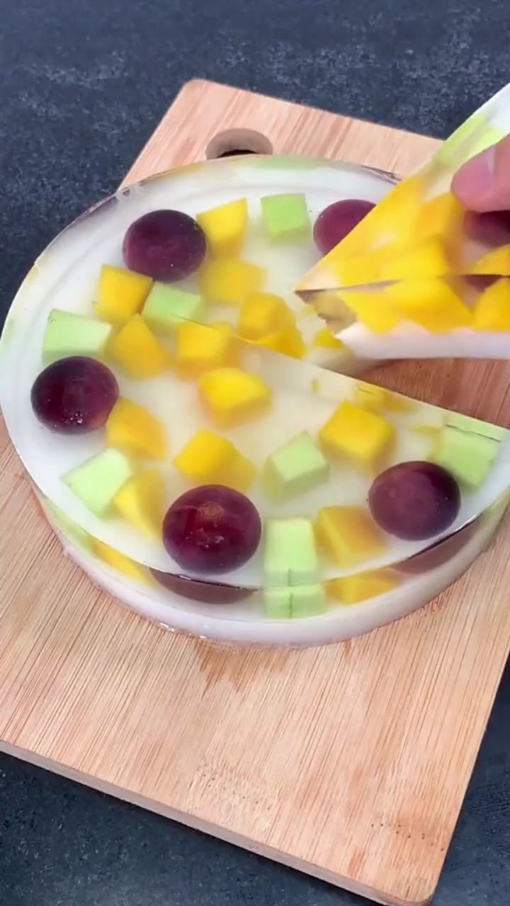 在家自己用白凉粉给小孩做果冻蛋糕一分钟就学会