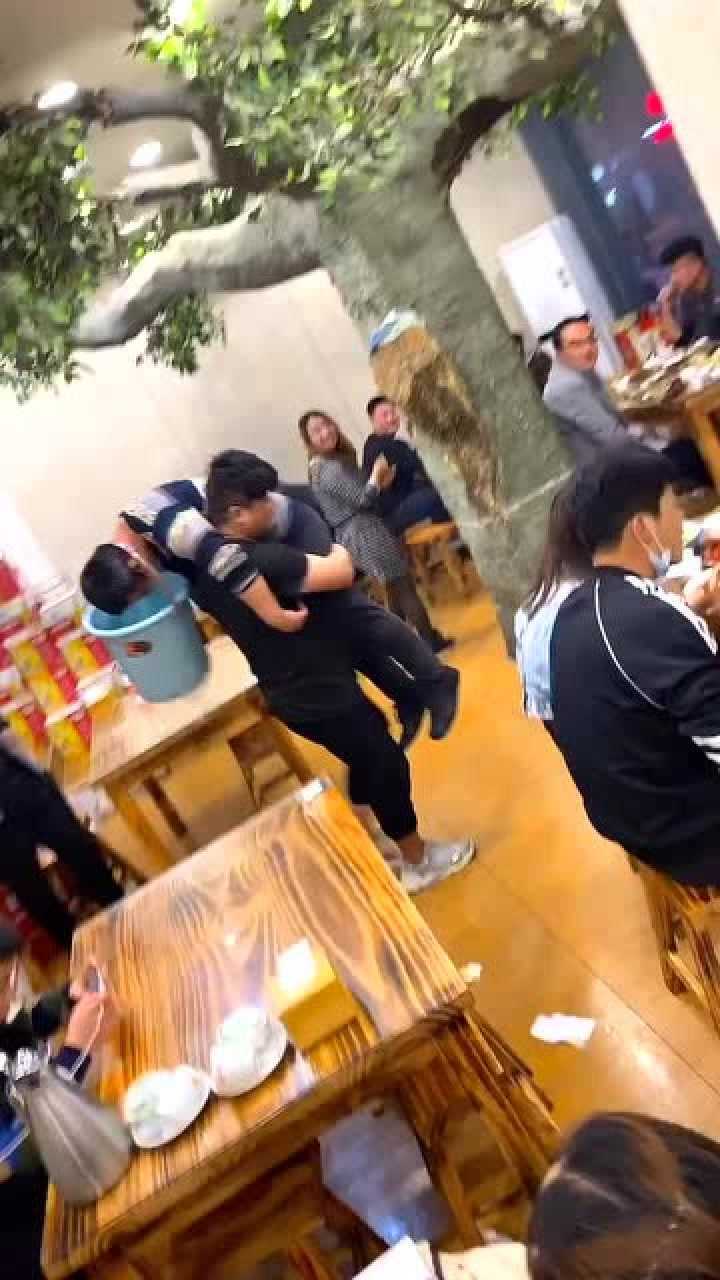 北上广不相信眼泪山东人不相信喝醉这扛走的姿势太好笑了