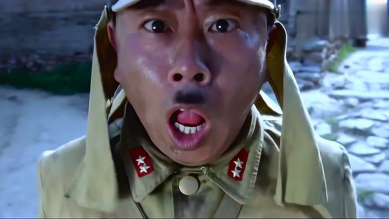 举起手来这段太搞笑潘长江穿着红色裙子结果被牛狂追