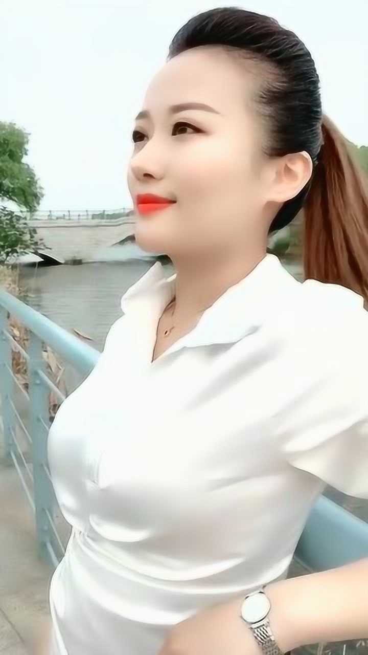 侧颜看着都这么好看的美女,正面那就更不用说了