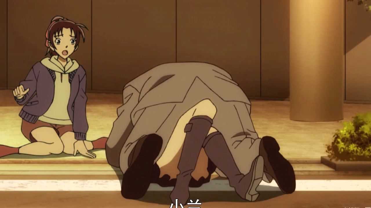 名侦探柯南小兰被扑倒还得道一声谢谢这是怎么回事呢