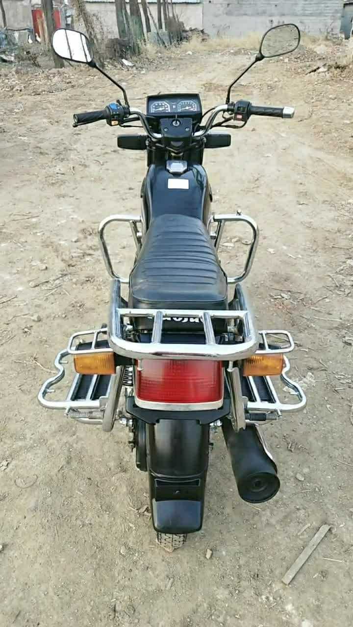 这是一辆国三的五羊本田摩托车,车架很大,适合载货