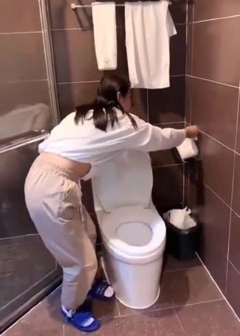 在酒店上厕所美女这波操作像不像当时的你