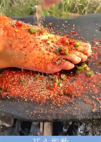 这哥们饿疯了吧,拿自己的脚烤着吃,不知道臭不臭