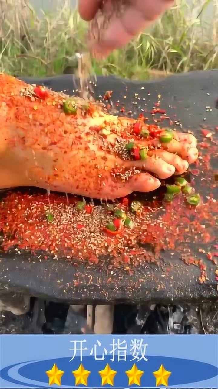 这哥们饿疯了吧,拿自己的脚烤着吃,不知道臭不臭