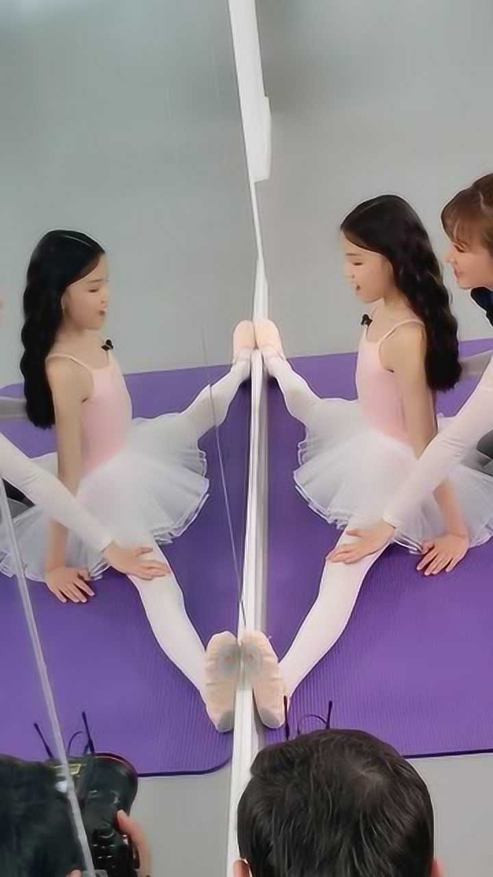 舞蹈老师帮宋小睿压腿眼前的这幕让我明白了什么是自律
